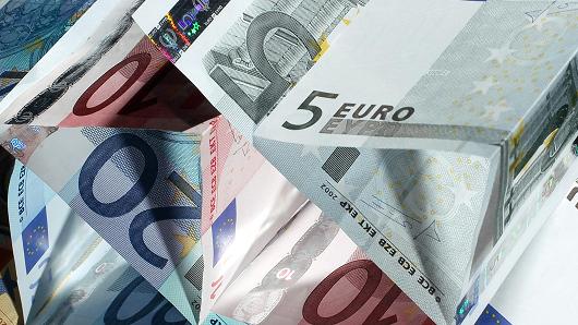 Greenback Gains As Euro Struggles With Subdued German Factory Orders
