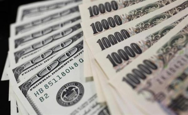 Dollar Gains Strength Again; Oil Extends Losses On Increased Output Talks